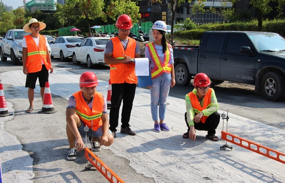 2018年8月，G220試驗(yàn)路段交工驗(yàn)收，測量彎沉評(píng)估路面的整體強(qiáng)度