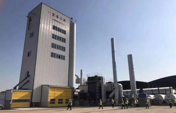 2018年10月12日，來自全國各地的筑養(yǎng)路行業(yè)專家、高?？蒲袑W(xué)者等150余人，蒞臨豐城綜合養(yǎng)護(hù)中心，現(xiàn)場觀摩全環(huán)保瀝青攪拌設(shè)備及各類環(huán)保裝置。