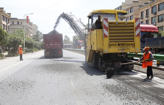 瀝青路面銑刨，廢舊料將回收再利用